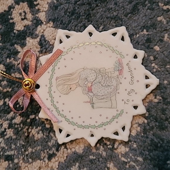 Vintage Precious Moments Christmas Ornament to Grandma - Picture 2 of 3